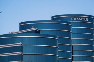 Oracle Name is responsible for business in cloud computing