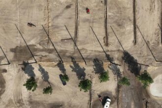 La Wildfire cleaned up quickly. Residents seeking to rebuild their worry offices chose speed over safety.