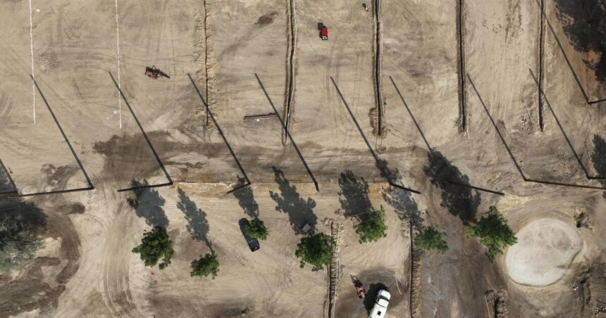 La Wildfire cleaned up quickly. Residents seeking to rebuild their worry offices chose speed over safety.