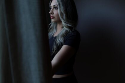 They met at the festival. He was a sheriff's deputy -- and her lawsuit alleges