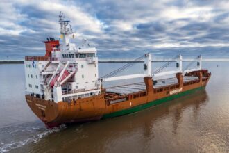 Yemen's injury 2 missile attack on cargo ships and urges crews to abandon the ship