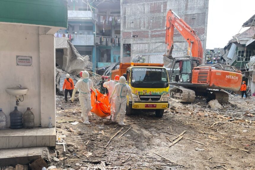 Indonesian rescuers are searching for missing students after school49