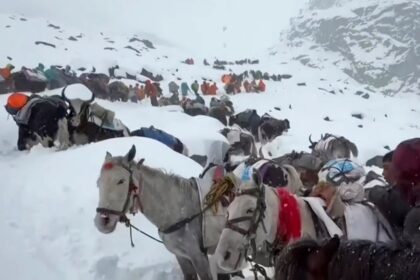 A snowstorms trap hundreds of hikers on Mount Everest during Chinese public holidays