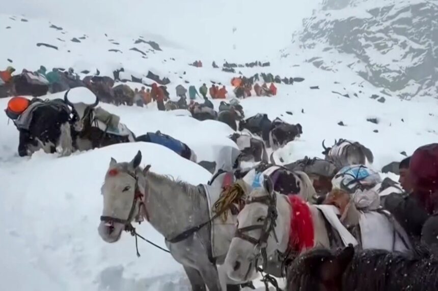 A snowstorms trap hundreds of hikers on Mount Everest during Chinese public holidays