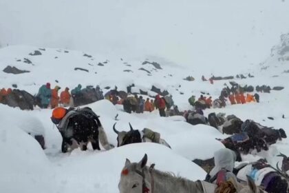 Hundreds of hikers rescued from Mount Everest after severe snowstorm