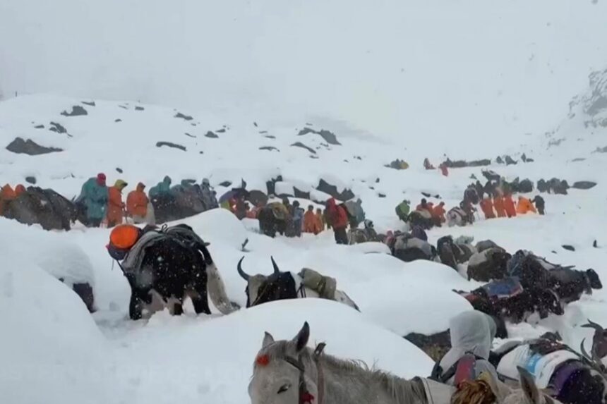Hundreds of hikers rescued from Mount Everest after severe snowstorm