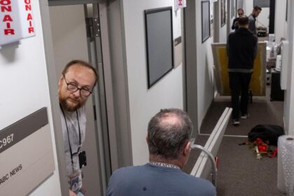 Journalists disagree with new reporting rules, turn in access badges and leave Pentagon