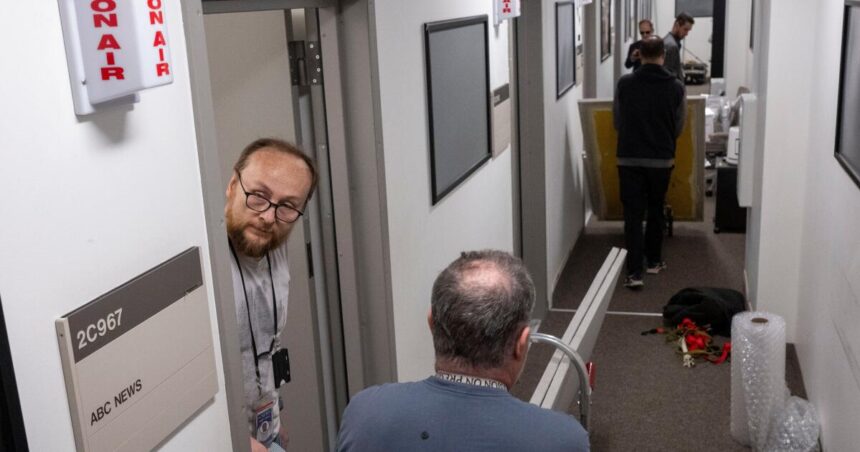 Journalists disagree with new reporting rules, turn in access badges and leave Pentagon