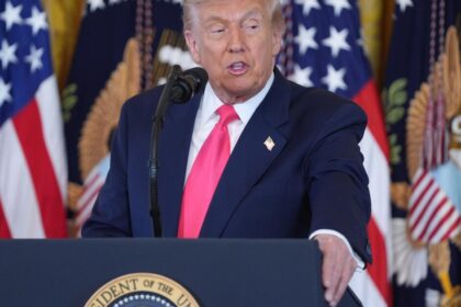 The scandal surrounding the relationship between Trump and Epstein is gradually uncovered.