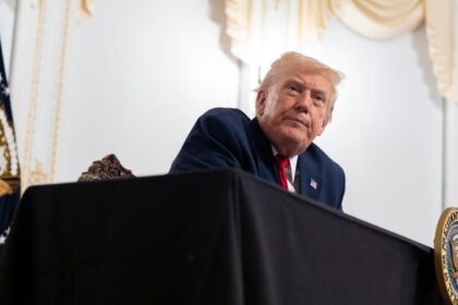 Trump's approval rating plummets due to economic crisis