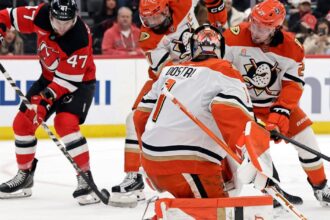 The Ducks took the lead, but lost to the Devils and couldn't score any extra points.