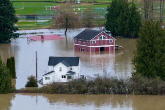 Floods in Washington cause river levels to exceed historic heights, forcing temporary evacuation of entire city